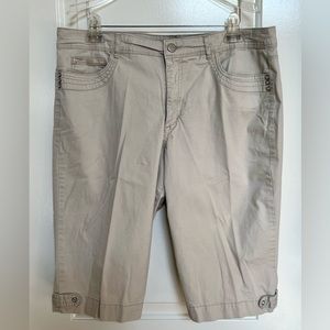 Bandolino Bermuda Shorts 16